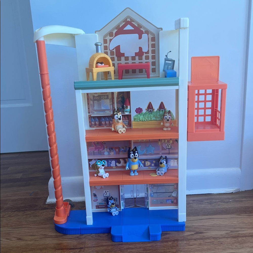 Bluey - Colorful Playhouse with Figures, lights up with sounds